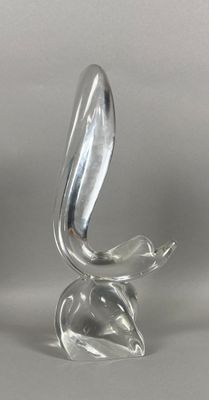 une sculpture en verre représentant un oiseau, posée sur un socle