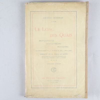 un livre posé sur une table