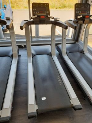 trois marches d'affilée dans une salle de sport