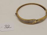 Gros plan sur un bracelet en or portant une étiquette