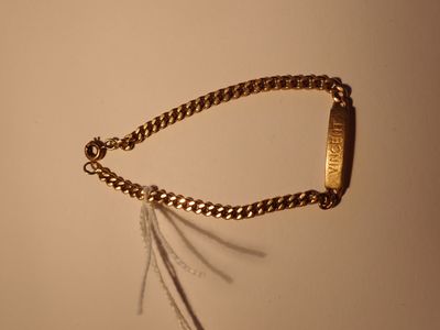 un bracelet en or muni d'une chaîne