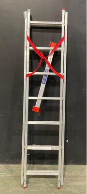 une échelle à laquelle est attaché un ruban rouge