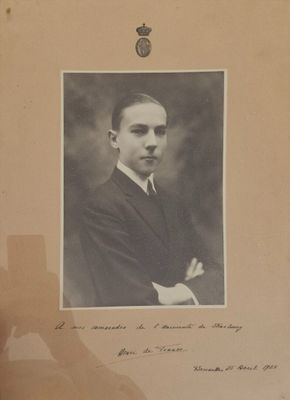 an old photo of a man in a suit and tie posing for a picture
