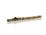 une petite pipe en bois avec un embout noir sur un fond blanc