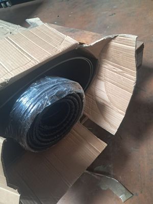 une boîte en carton sur laquelle se trouve un rouleau de ruban adhésif