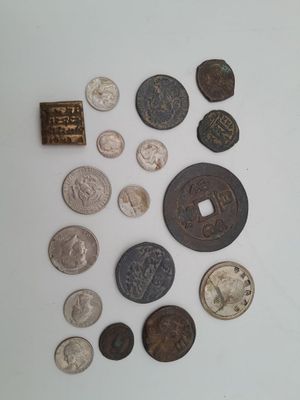 Réunion de 17 pièces et reproductions de pièces de différent…