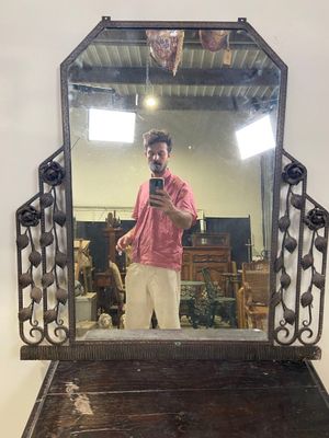 un homme se prenant en photo dans un miroir