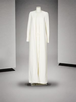 une photo d'une robe blanche sur un mannequin