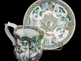 une tasse et une soucoupe posées à côté d'une assiette sur une table