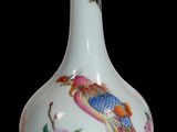 un vase blanc orné d'un oiseau sur fond noir