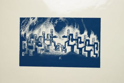 une photo d'une photo d'une ville accrochée au mur