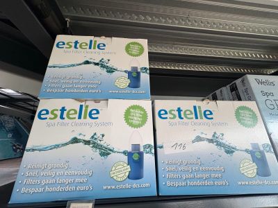 Trois boîtes d'Estelle sont empilées sur une étagère dans un magasin
