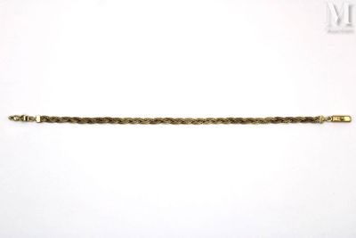 a close up of a chain with a clasp on it