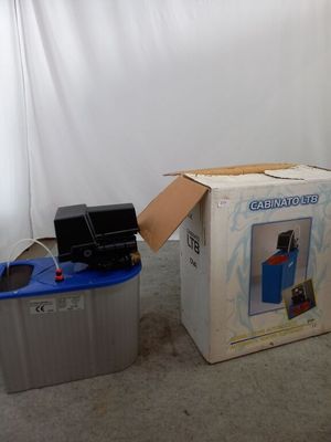 une boîte sur laquelle se trouvent un appareil photo et une imprimante