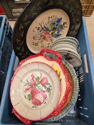 de nombreuses assiettes et bols dans une caisse bleue