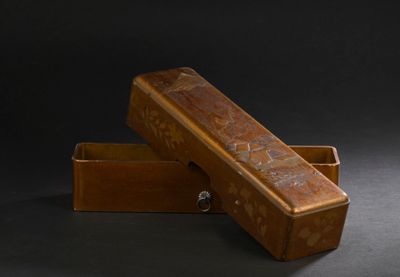 une petite boîte en bois avec un couvercle, sur fond noir