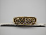 Gros plan sur une bague en or ornée de diamants