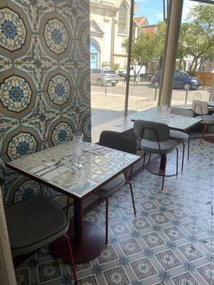 des tables et des chaises dans un restaurant donnant sur la rue