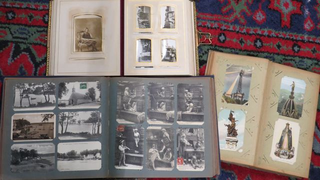 Un album de cartes postales anciennes, un album semi-moderne, un ...