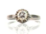 une image d'une bague en diamant sur une surface blanche