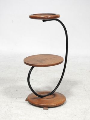 un gros plan d'une table en bois sur laquelle repose un support métallique