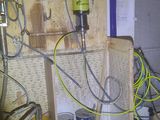 une photo d'une pièce où l'on voit de nombreux outils posés sur le plan de travail
