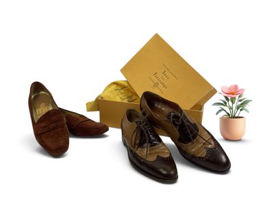 Deux paires de chaussures sont posées à côté d'une boîte contenant une fleur.