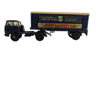 un camion jouet avec une remorque attachée à l'arrière
