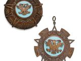 deux médaillons en métal ornés d'un aigle et d'une étoile