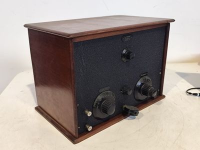 une vieille radio posée sur une table