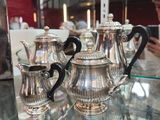 de nombreuses théières en argent exposées dans une vitrine