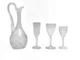 quatre verres à vin et un pichet posés les uns à côté des autres