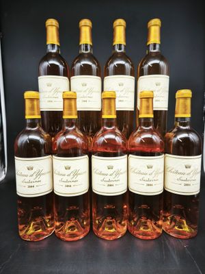 un groupe de bouteilles de vin posées sur une table