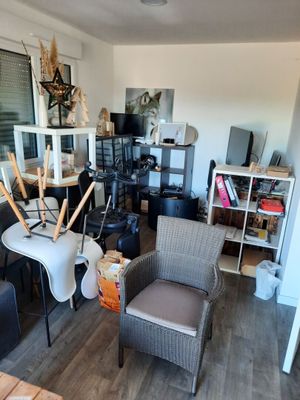 un salon avec beaucoup de meubles
