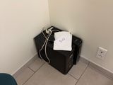une image représentant une petite pièce avec un bureau et une chaise