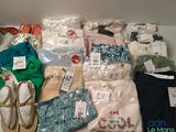de nombreux types de vêtements exposés dans une boîte