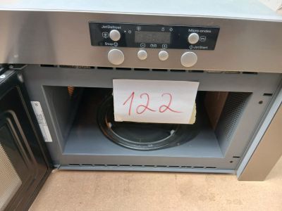 une pancarte sur la porte d'un four, sur laquelle est collée une note