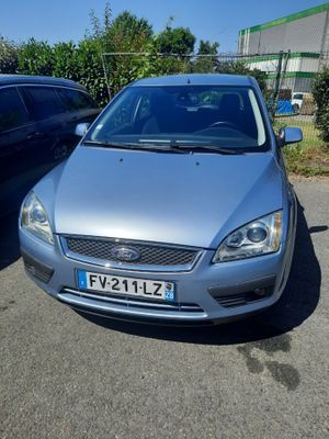 La voiture est garée sur le parking, à côté des autres voitures.