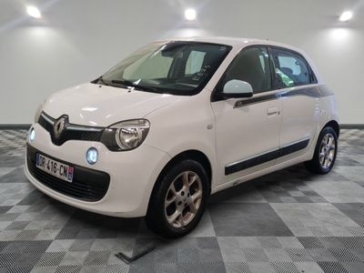 la photo d'une voiture blanche garée dans un garage