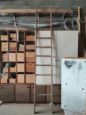 une échelle adossée au mur d'une pièce