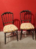 Deux paires de chaises en bois noirci. (photo 5)