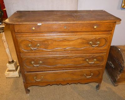 une commode en bois qui se trouve dans une pièce