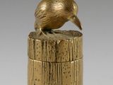 figurine en laiton représentant un kiwi posé sur une souche d'arbre
