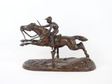 statue d'un homme à cheval sur fond blanc