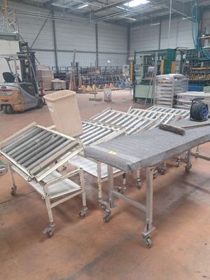 une table posée au milieu d'un entrepôt