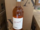 une bouteille de vin posée sur un carton