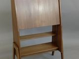 une image représentant une bibliothèque en bois avec une étagère