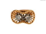 gros plan d'une bague en or ornée de deux diamants