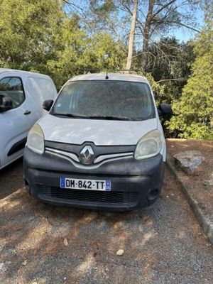 deux camionnettes blanches garées l'une à côté de l'autre dans un parking