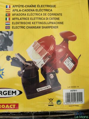 une boîte sur laquelle figure l'image d'un affûteur électrique à chaîne